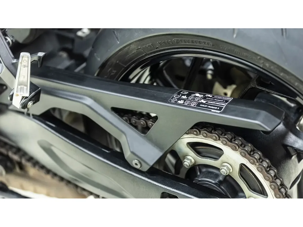 Suzuki GSX-8R chain cover