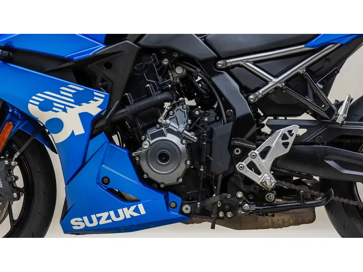 Suzuki GSX-8R engine left side