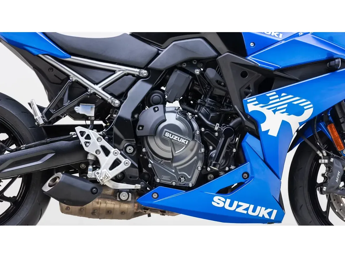 Suzuki GSX-8R engine right side