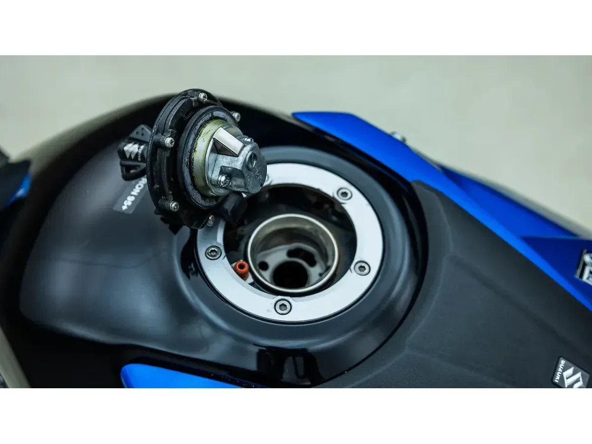 Suzuki GSX-8R fuel filler cap