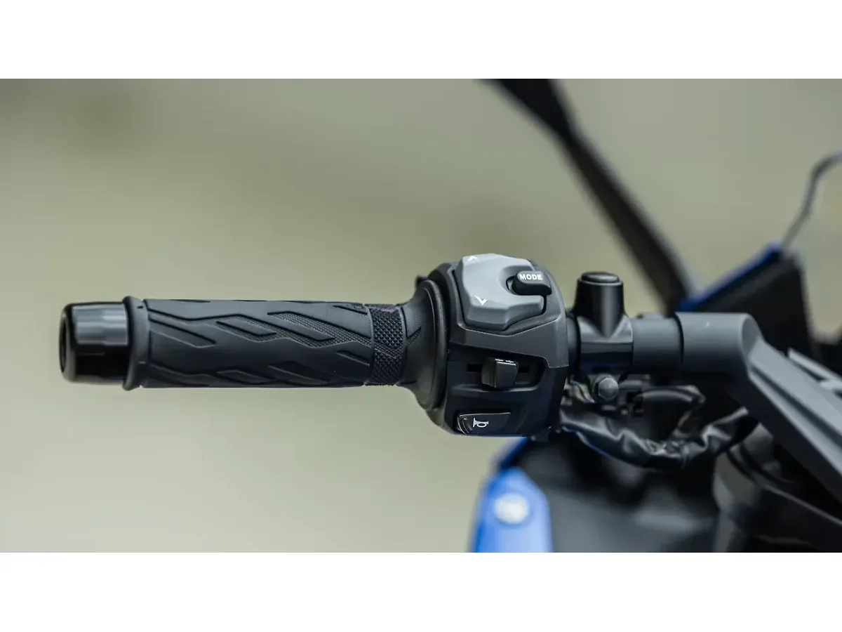 Suzuki GSX-8R left handlebar grip