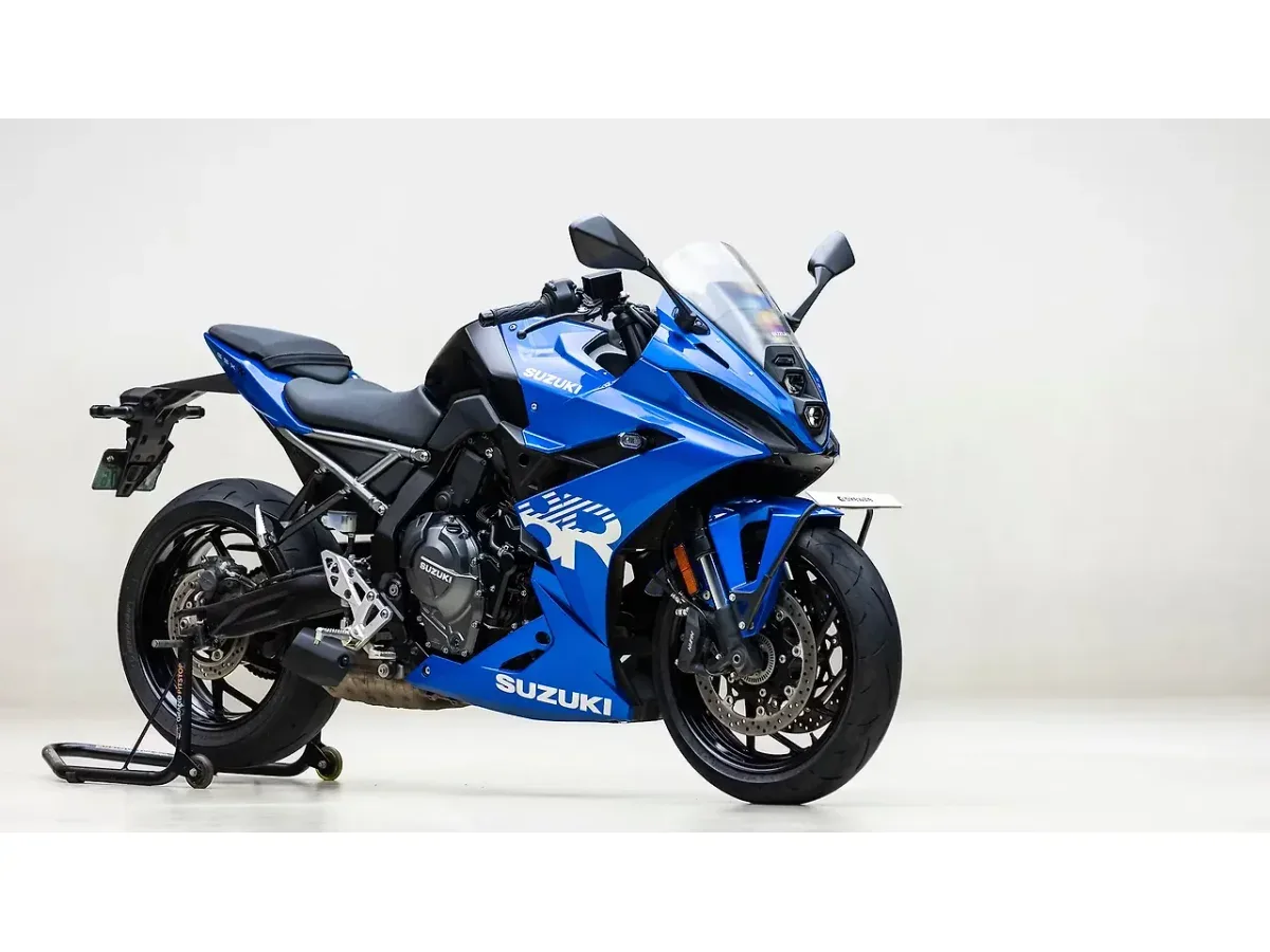 Suzuki GSX-8R right front three-quarter view