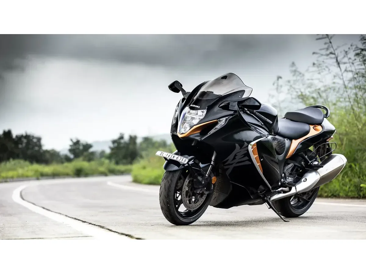 Suzuki Hayabusa left front three-quarter on road
