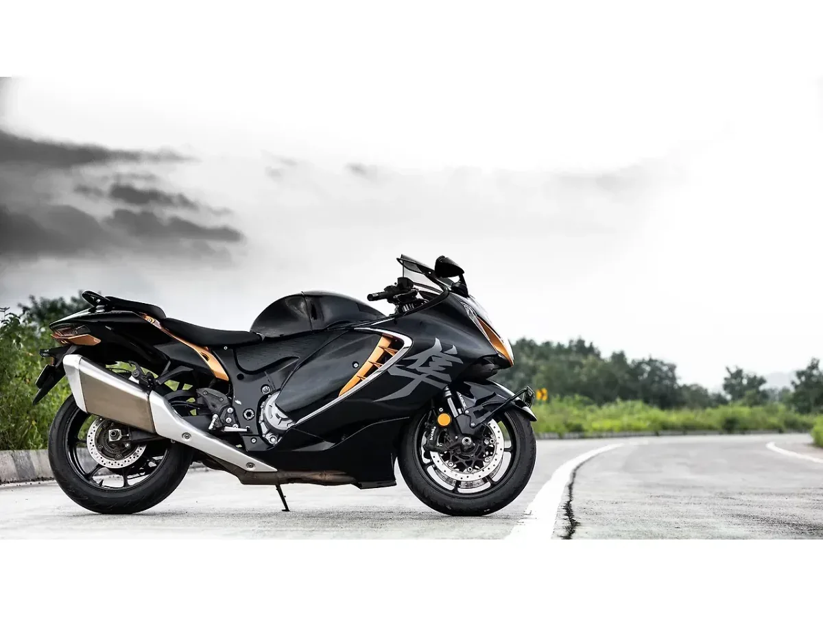 Suzuki Hayabusa left side on road