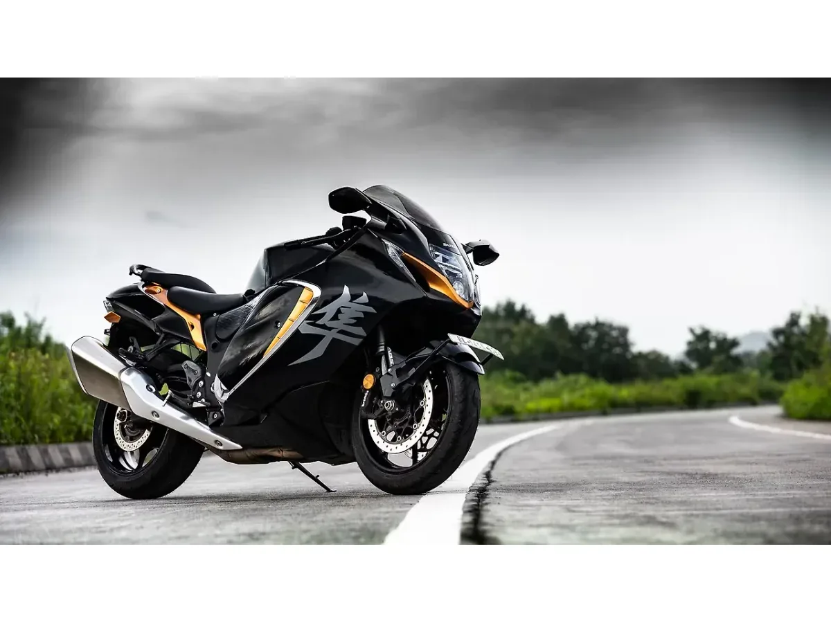 Suzuki Hayabusa right front view on road