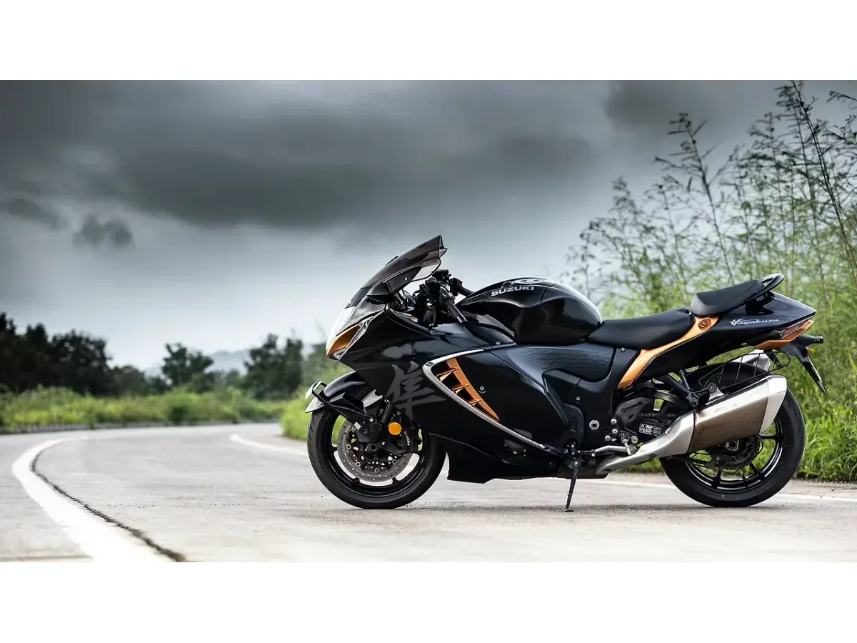 Suzuki Hayabusa right front three-quarter on road