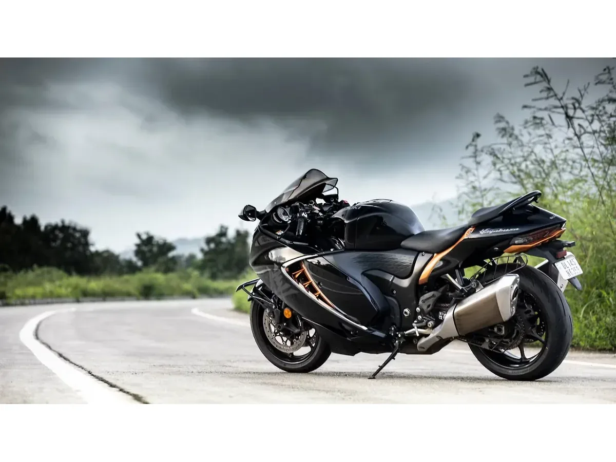 Suzuki Hayabusa right side on road