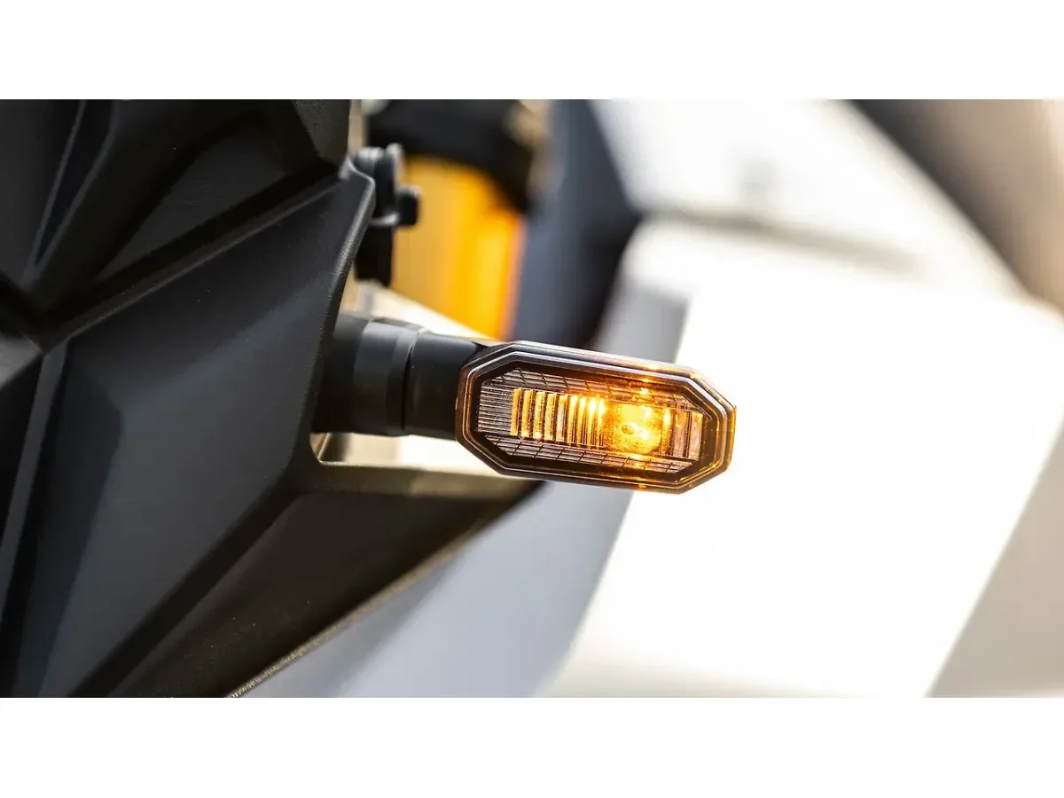 Suzuki V-Strom 800DE front turn indicator