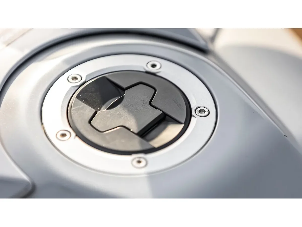 Suzuki V-Strom 800DE fuel lid