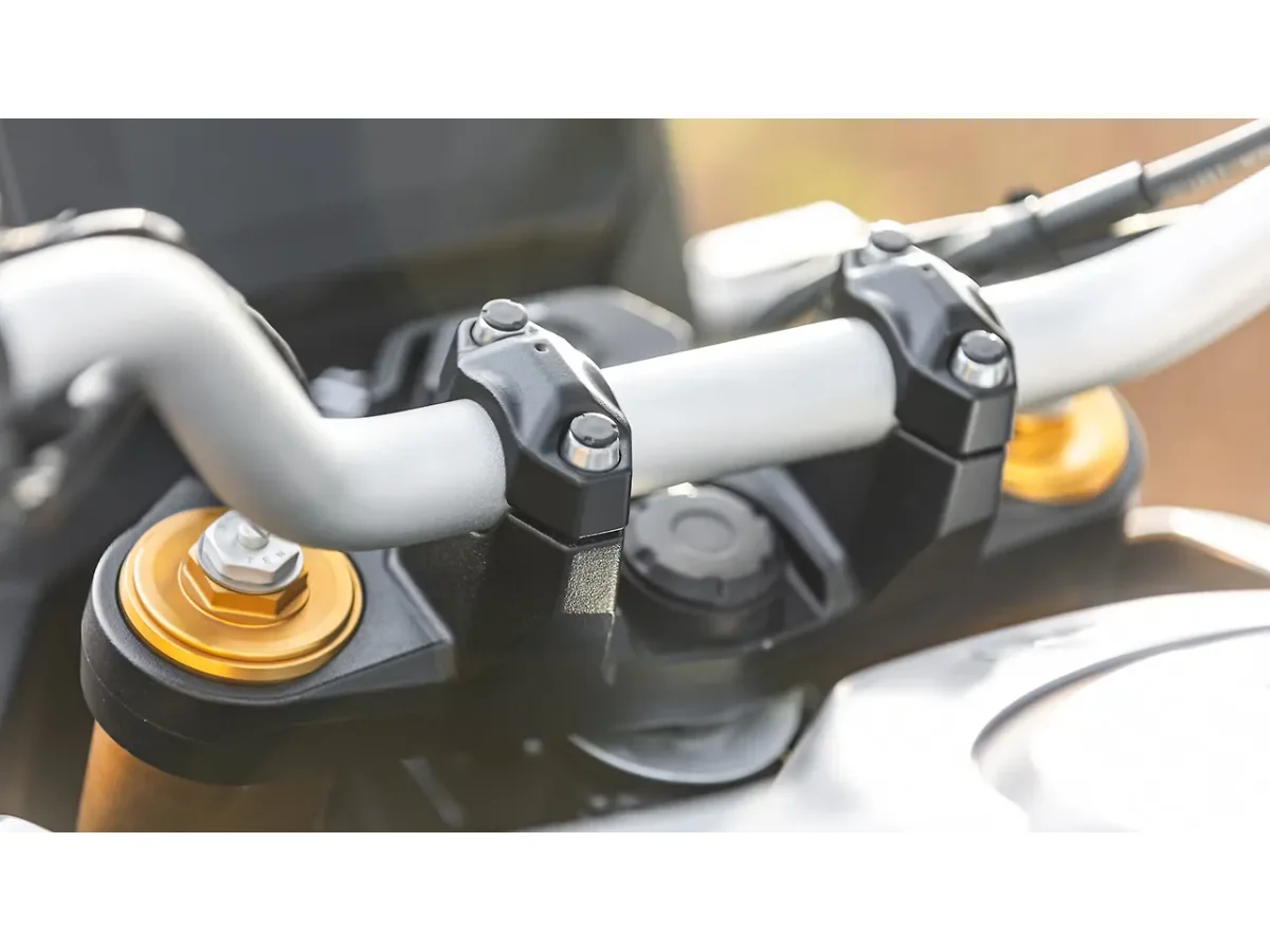Suzuki V-Strom 800DE handlebar clamp