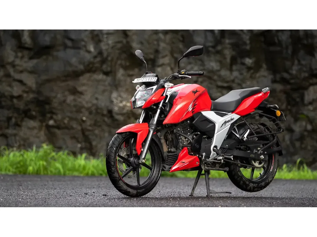 TVS Apache RTR 160 4V front three-quarter view