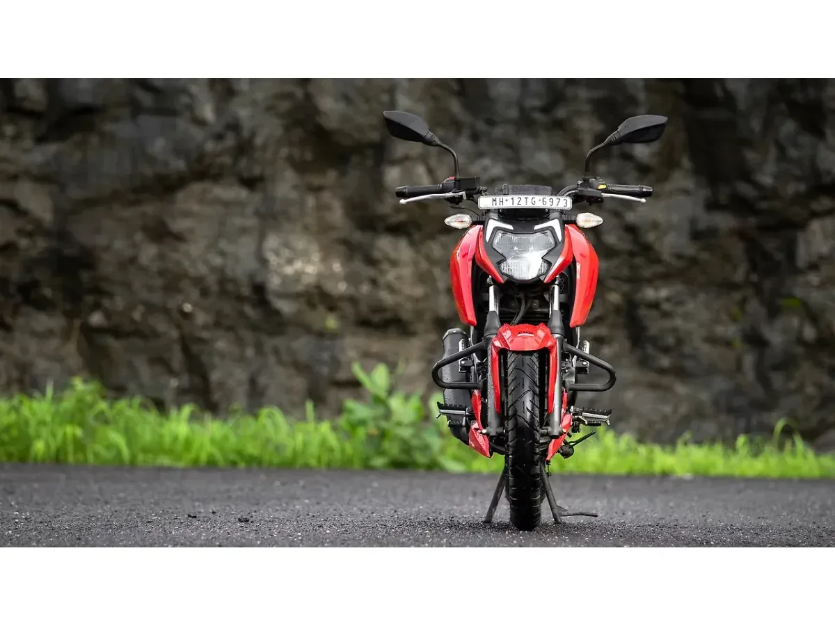 TVS Apache RTR 160 4V front view