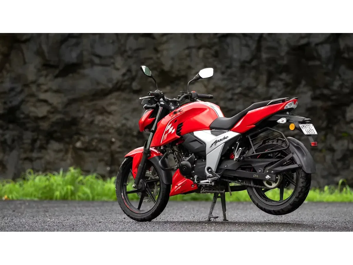 TVS Apache RTR 160 4V left rear three-quarter view