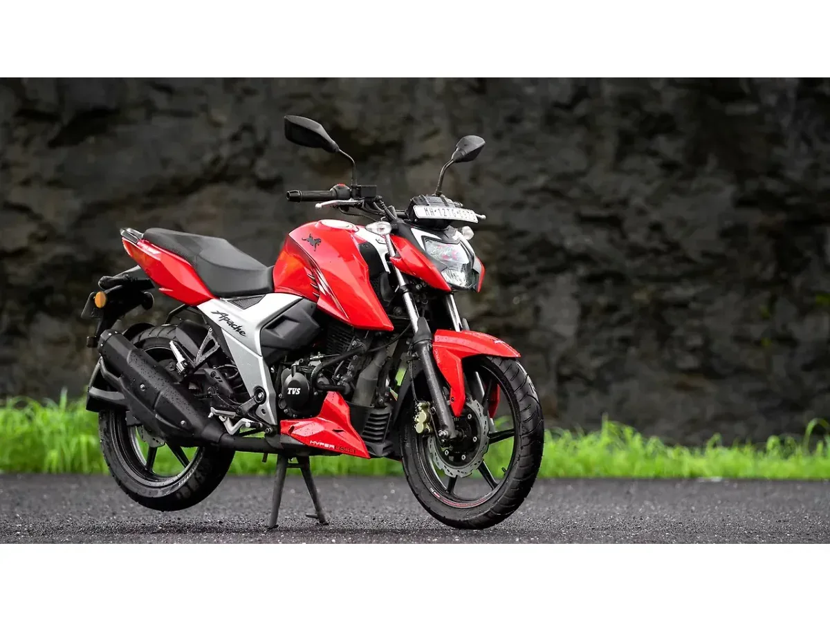 TVS Apache RTR 160 4V right front three-quarter view
