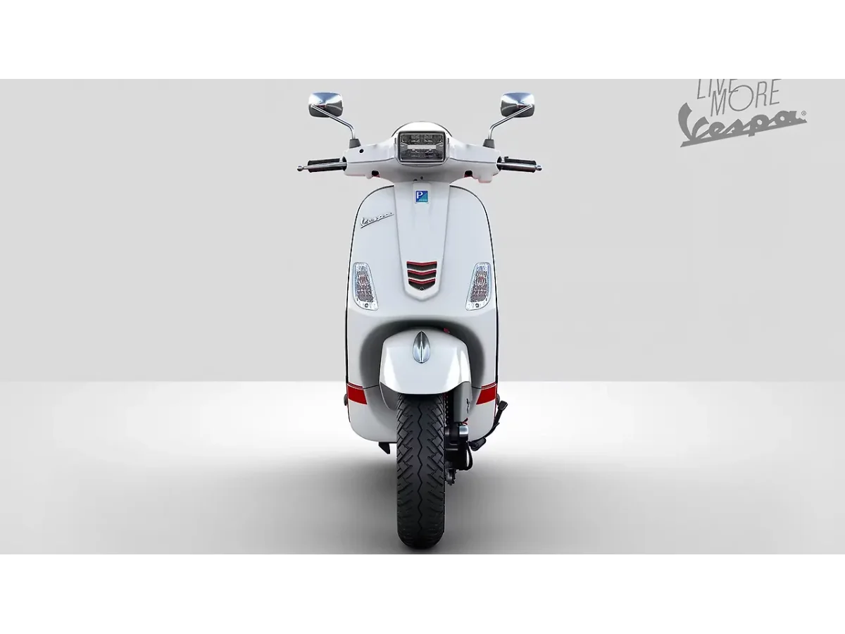 Front view of the Vespa SXL 125 scooter