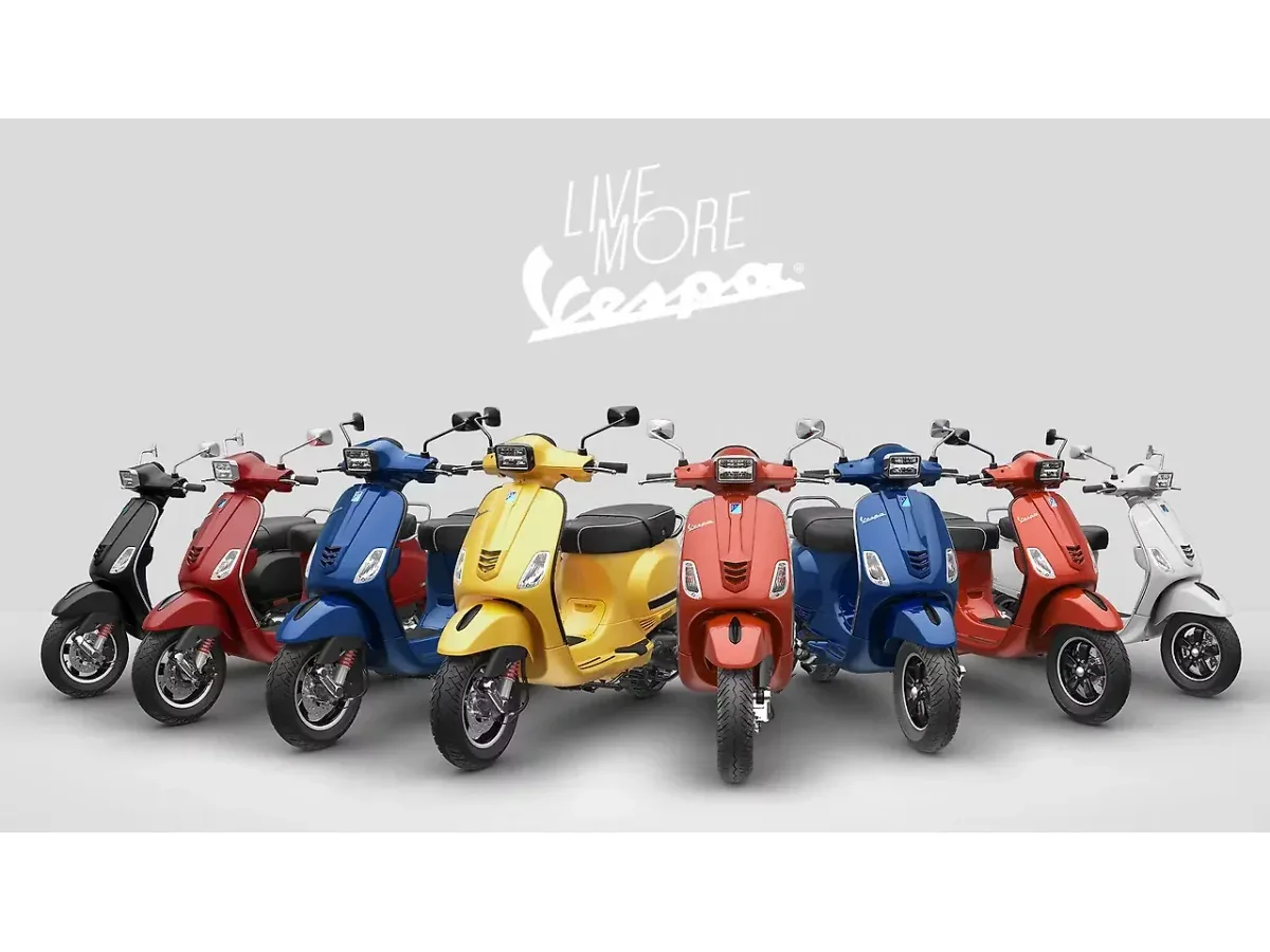 Right front three-quarter view of the Vespa SXL 125 scooter