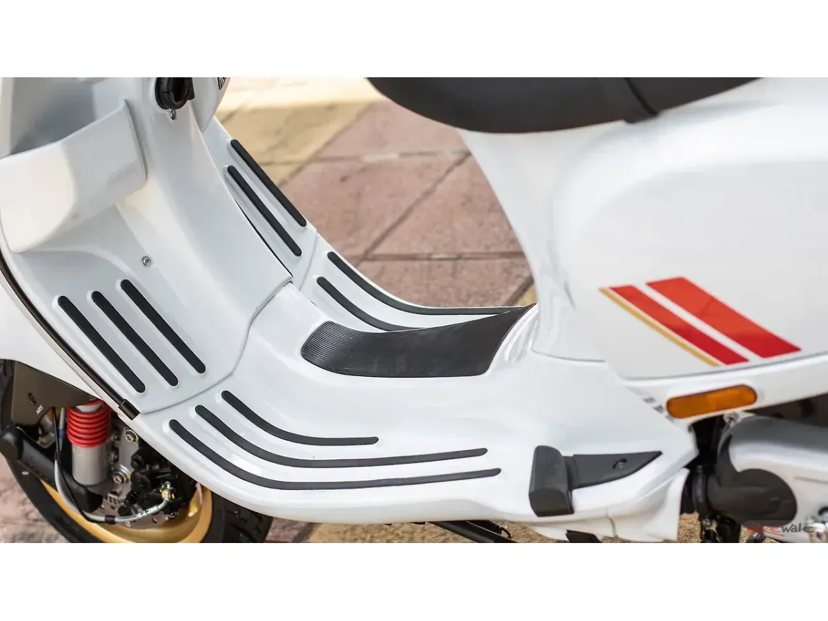 Vespa SXL 150 front footboard and floor area
