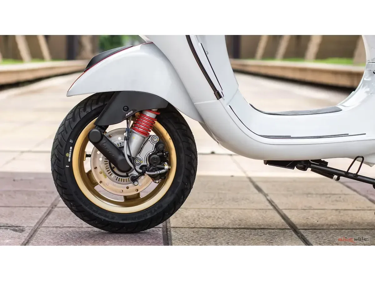 Detailed view of the Vespa SXL 150 front wheel and tyre