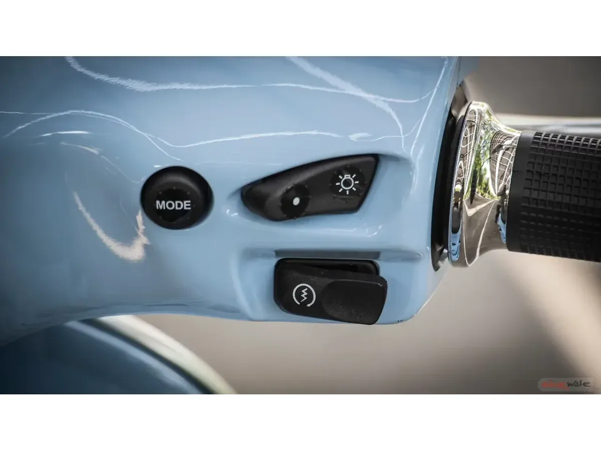Close-up of the Vespa SXL 150 handlebar switchgear