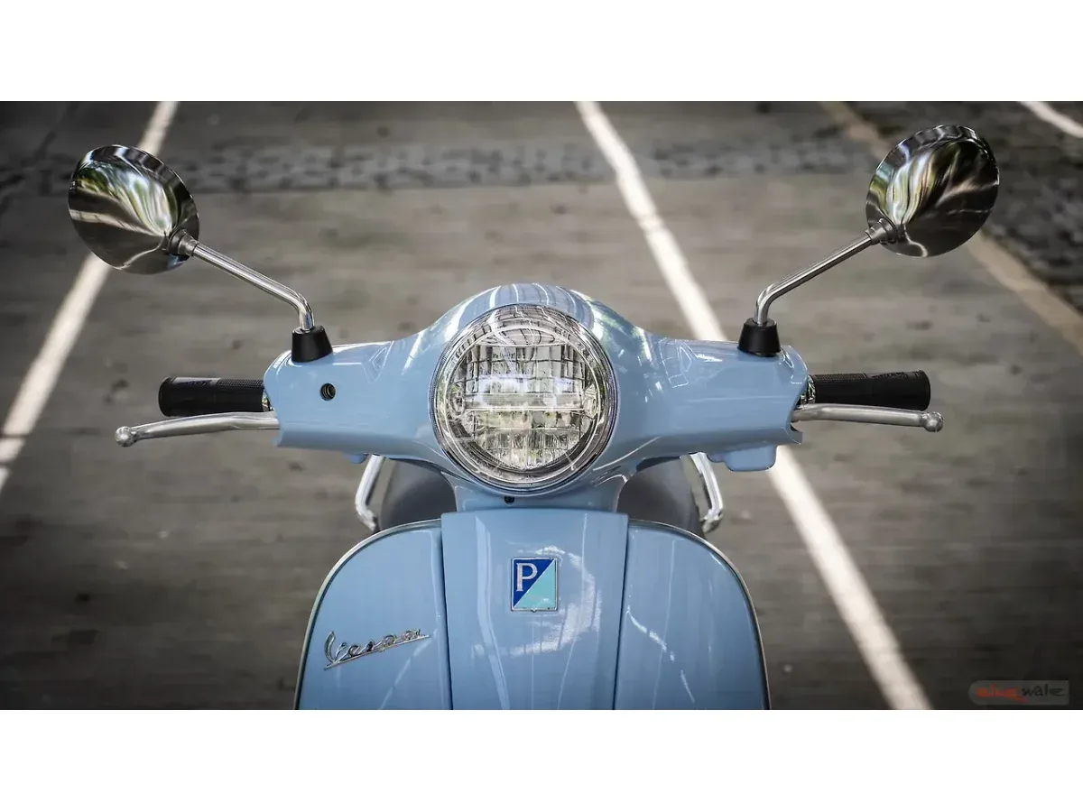 Front view of the Vespa SXL 150 headlamp and handlebar