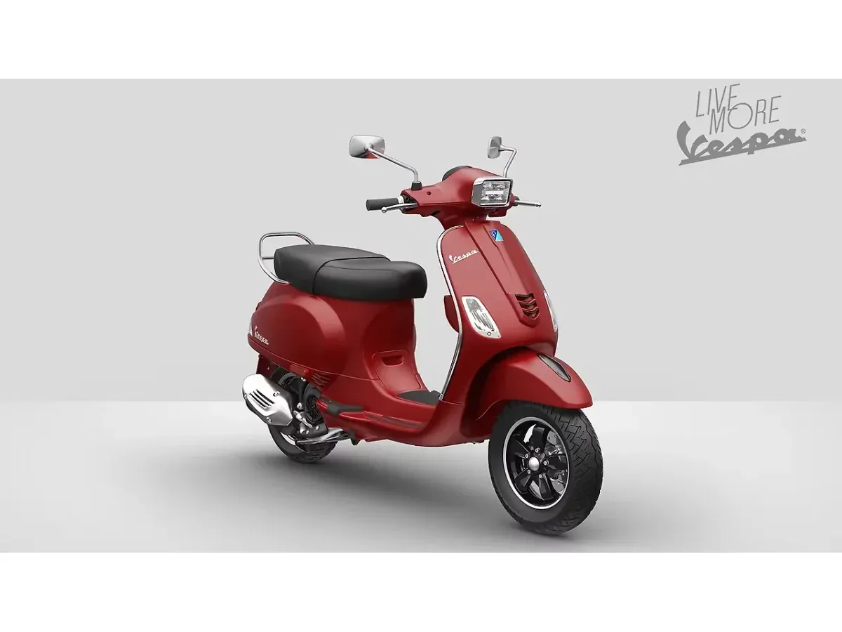 Right front three-quarter view of the Vespa SXL 150