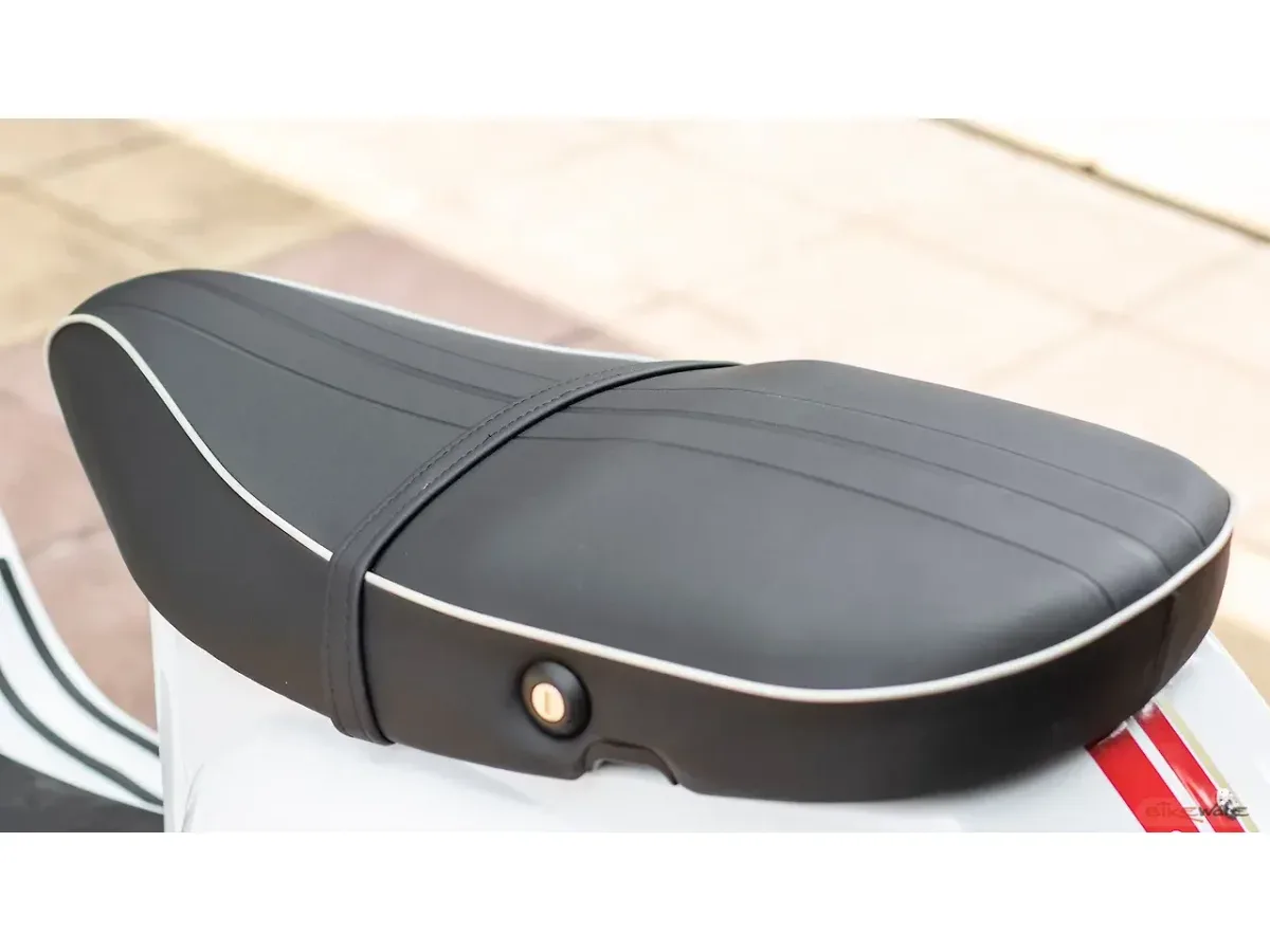 Close-up of the Vespa SXL 150 seat and rear body panel