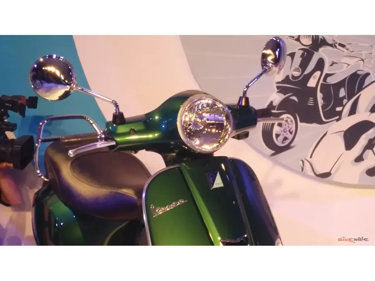 Close-up of the green Vespa VXL 125 front and headlamp
