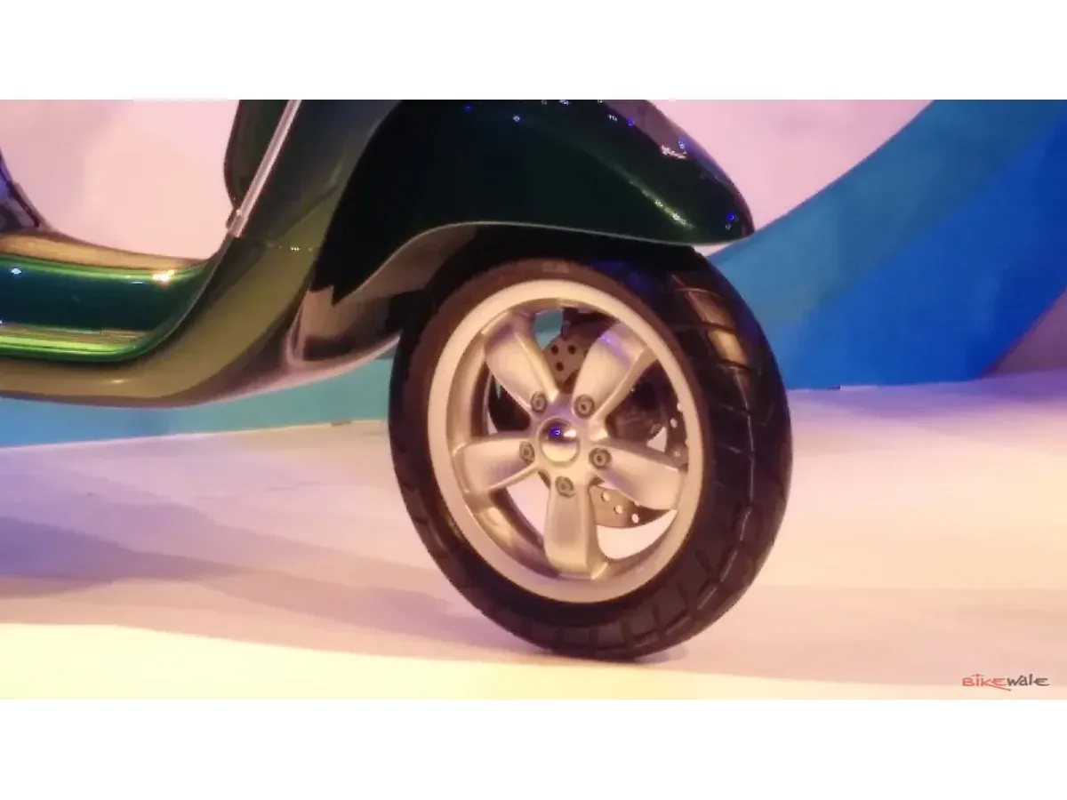 Close-up of the green Vespa VXL 125 front wheel and fender