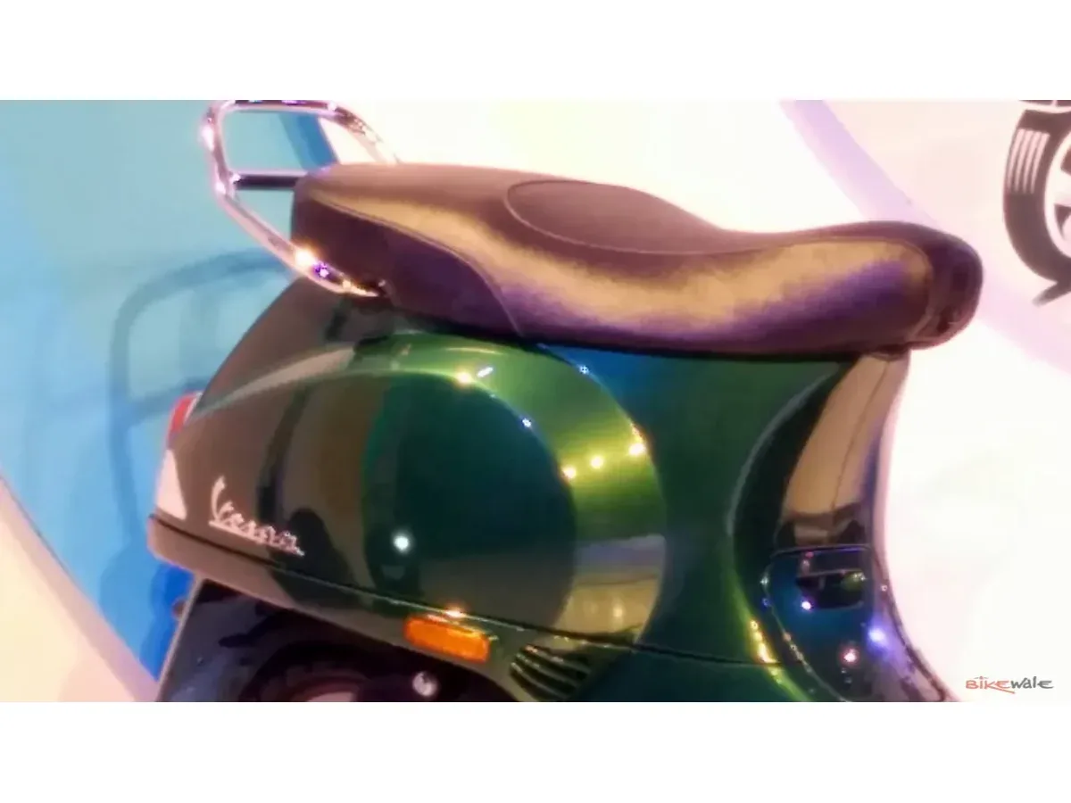 Close-up of the green Vespa VXL 125 seat and rear body panel