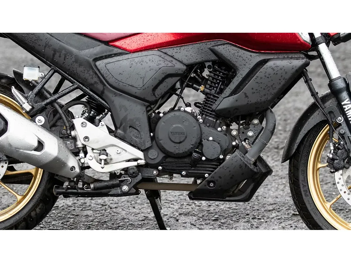 Yamaha FZS-FI V4 engine viewed from the right side