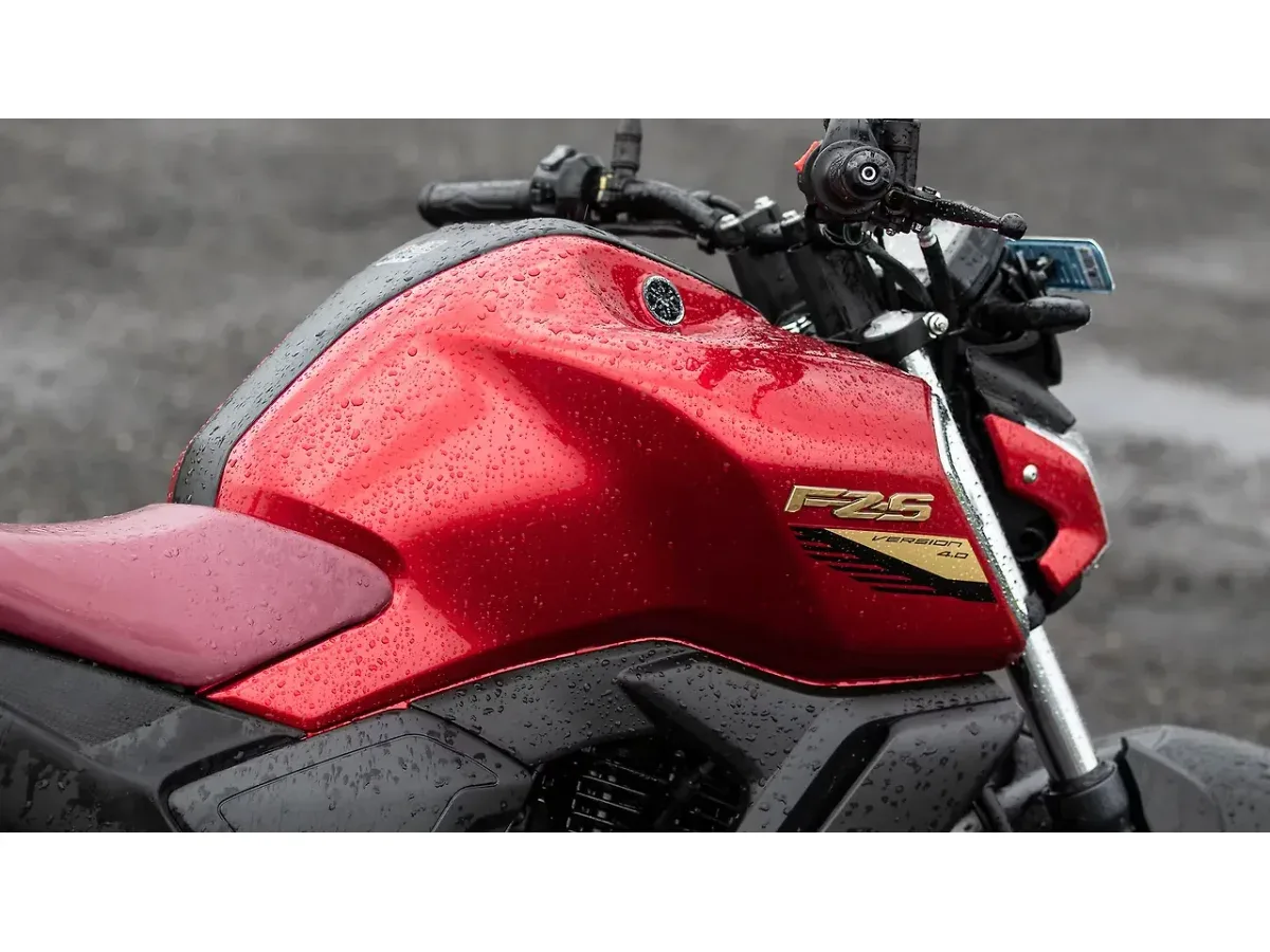 Yamaha FZS-FI V4 fuel tank and branding