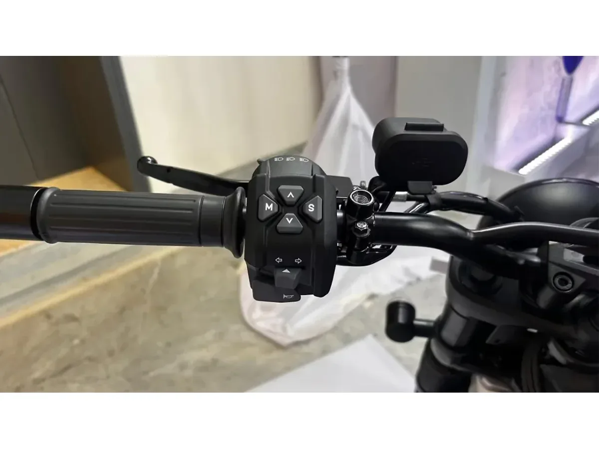 Yezdi Scrambler left handlebar controls