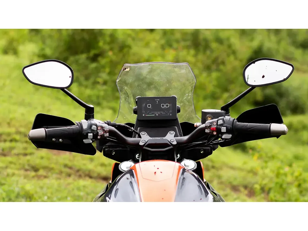 Zontes 350T handlebar and instrument cluster